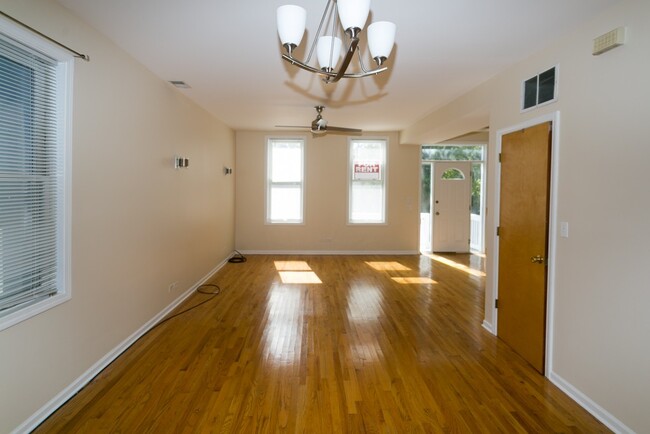 Foto del edificio - 1738 W Nelson St