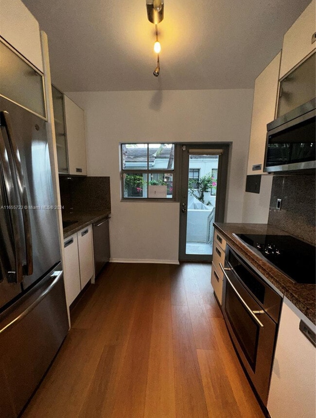 Kitchen and stainless steel appliances - 1600 Michigan Ave
