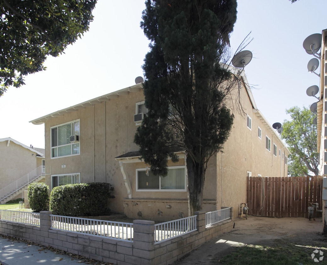 Building Photo - 2316 E Santa Fe Ave