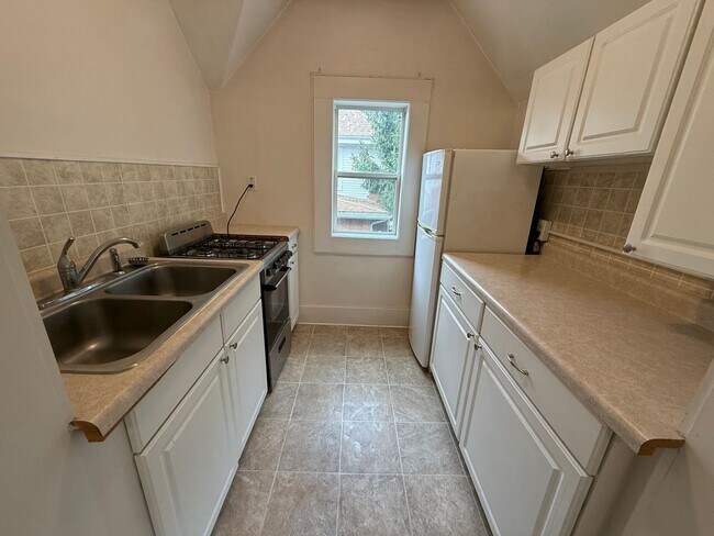 Building Photo - Spacious 1 Bed, 1 Bath Apartment Close to Mayo Clinic!