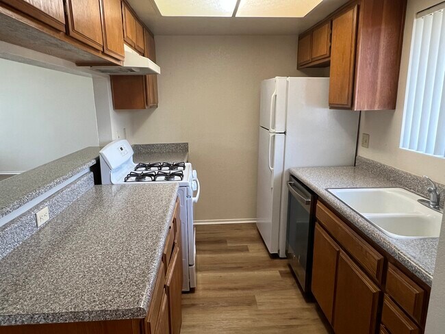 Kitchen - 1517 Rock Glen Ave
