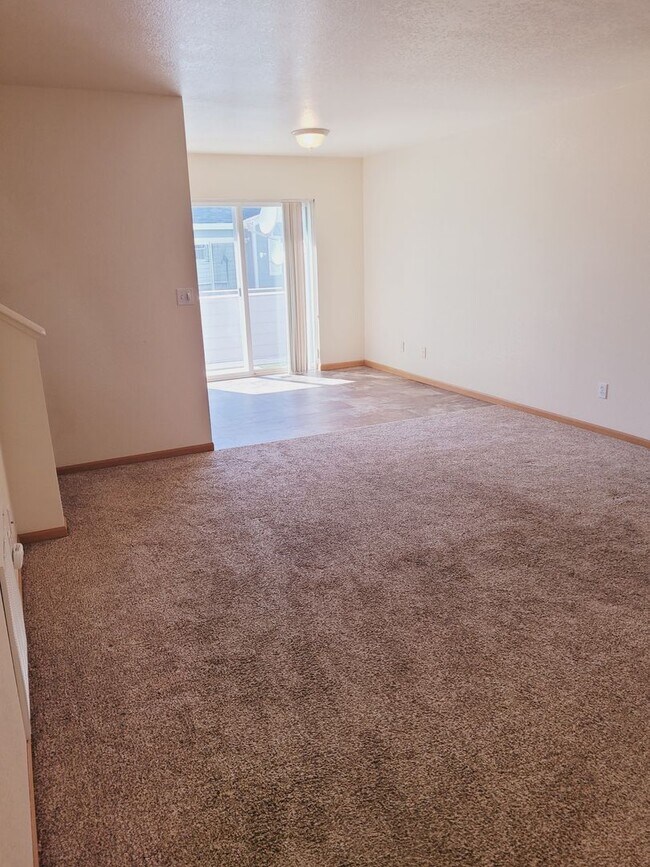 Foto del edificio - Spacious Town Home