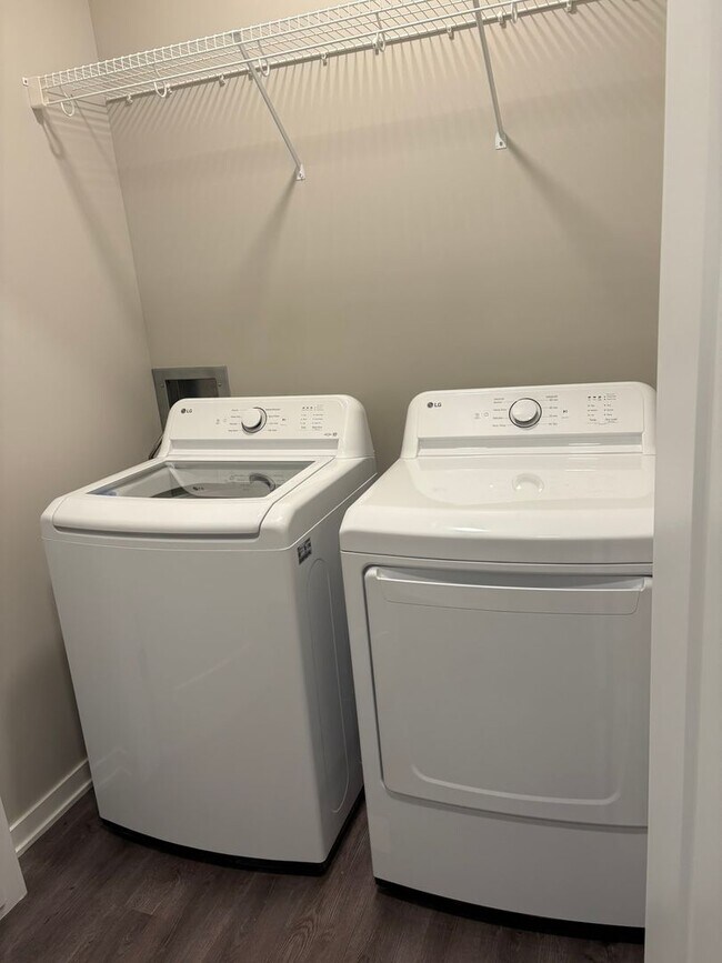 Building Photo - Fully Furnished Corner 1 bedroom with Den @ Leavenworth Lofts