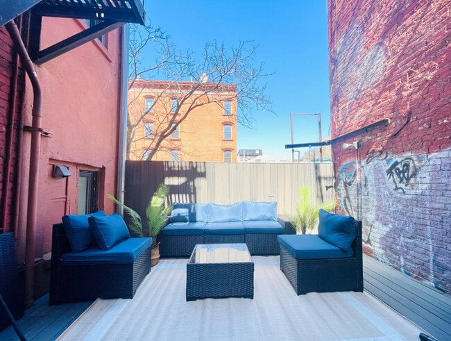 Foto del edificio - 402 E 11th St