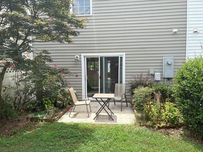 Building Photo - Centrally located Townhouse in Charlotte