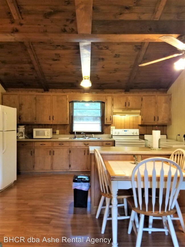 Building Photo - 2 br, 1 bath House - 325 River Lane