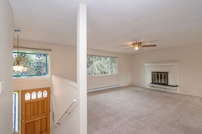 Building Photo - Large Home on Large Lot in Sequim