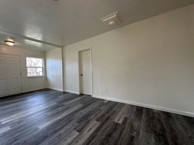 Building Photo - Newly Renovated 3BR/1 Bath Home