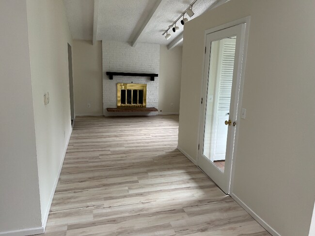 Building Photo - 2620 Lloyd Cir