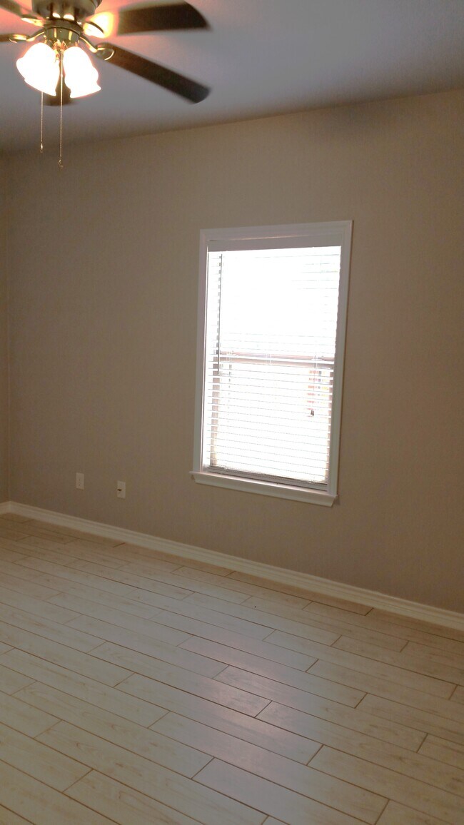 Foto del edificio - 220 Black Walnut Ct