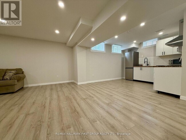 Building Photo - 12 Crombie St