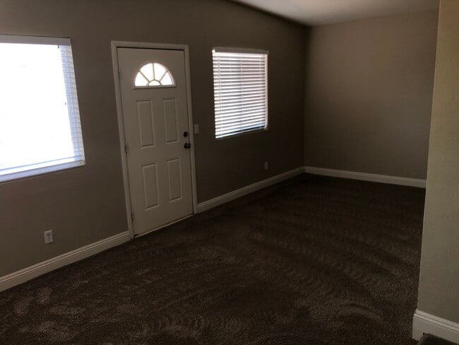 EXTRA ROOM - 17214 N 49th Ave