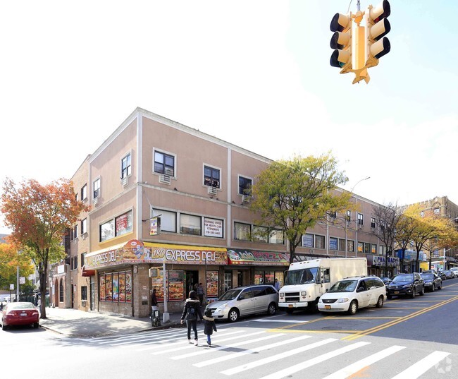 Building Photo - 906 E 180th St