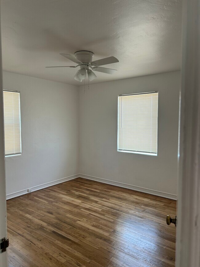 Dormitorio con ventilador de techo - 185 Vinson Way