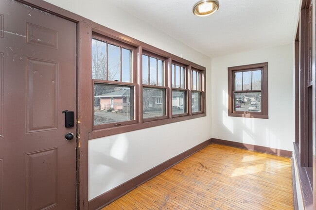 Building Photo - 447 Banfil St