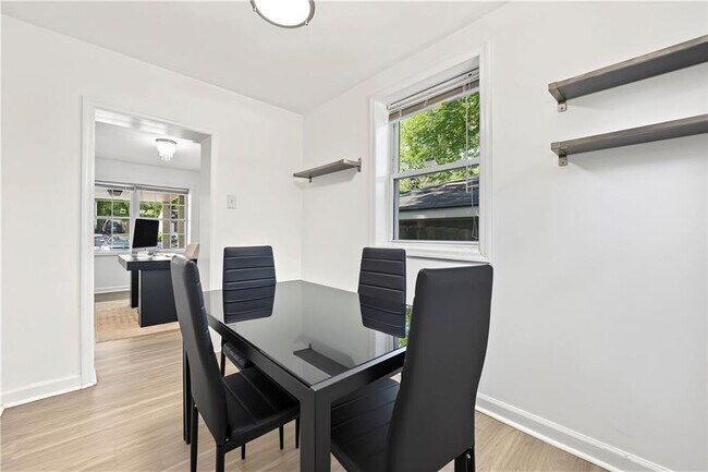 Building Photo - 1416 Graymont Dr SW
