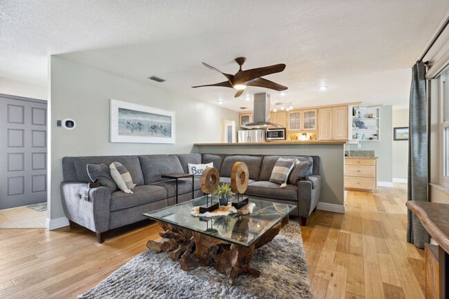 Building Photo - 12 Fairway Dr