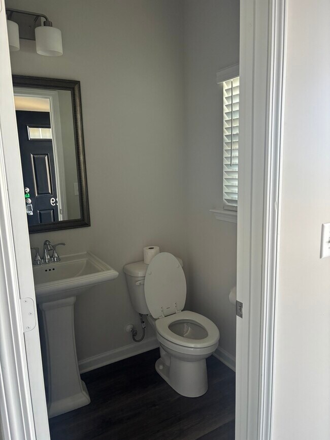 Foto del edificio - SPacious 3 bedroom 2 1/2 bath home