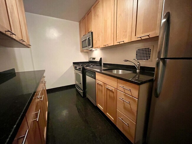 Foto del edificio - 333 E 49th St