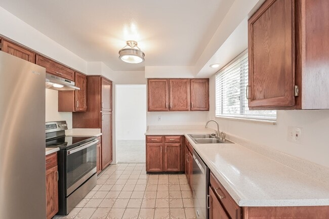 Building Photo - Spacious 4 Bed/ 2.5 Bath Home with Finishe...