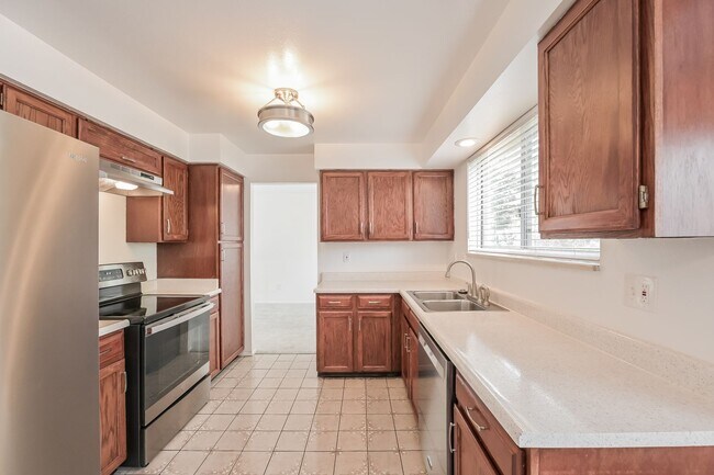 Foto del edificio - Spacious 4 Bed/ 2.5 Bath Home with Finishe...