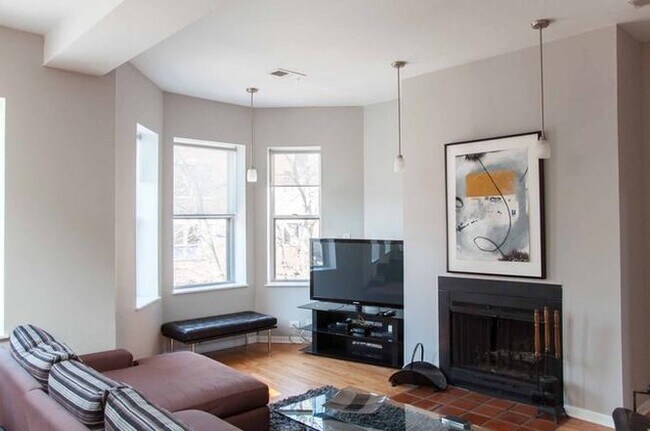 Building Photo - 1047 W Leland Ave