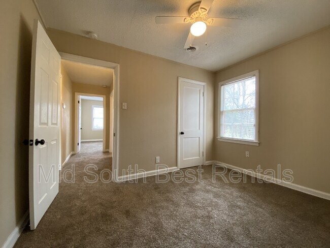 Building Photo - 1541 Delano Ave