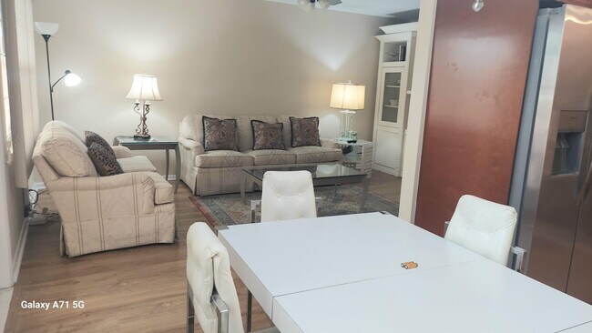 Foto del edificio - 2044 Yarmouth E