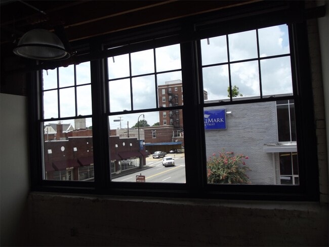 Building Photo - 125 Inman St E