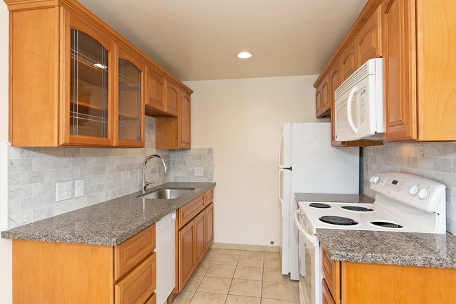 Building Photo - 1515 6th Ave W