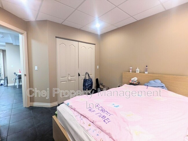 Photo du bâtiment - 7542-7580 80 Ave NW