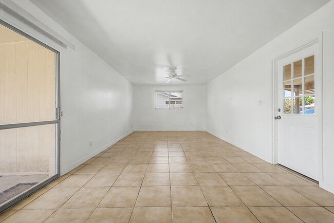 Building Photo - 921 E Campus Dr