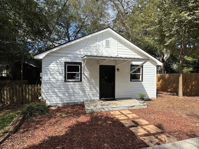 Building Photo - Charming 3-Bedroom Cottage in Normaltown – Prime Athens Location