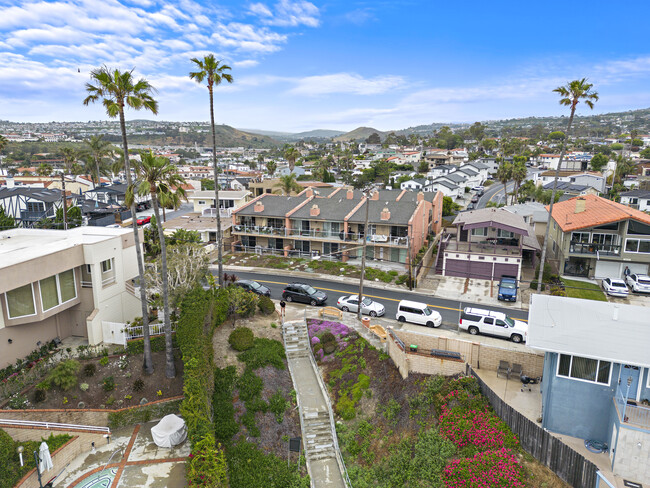 Building Photo - 1412 Buena Vista