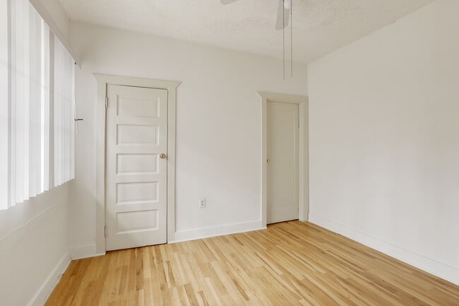Building Photo - B29--2601-11 S Orchard/1238 W Adams
