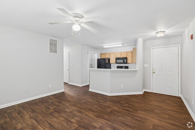 El Princeton 2BR, 2BA - 950SF - Sala de estar - Lawyers Ridge Apartments