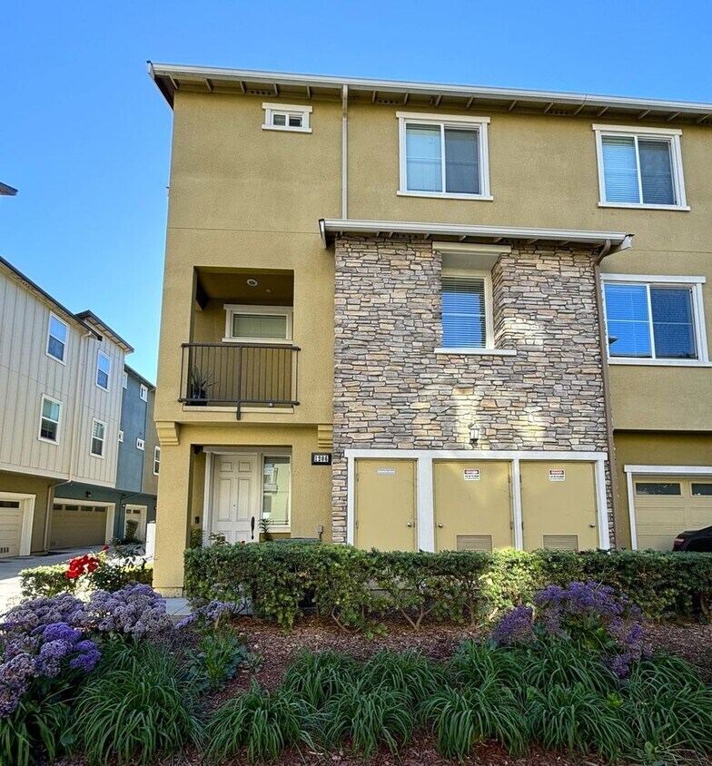 Primary Photo - Appealing 3-bedroom, 2.5-bathroom home loc...