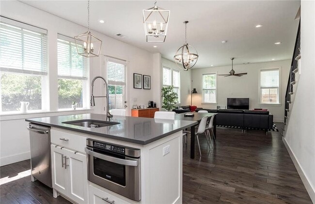 Building Photo - 306 NW H St