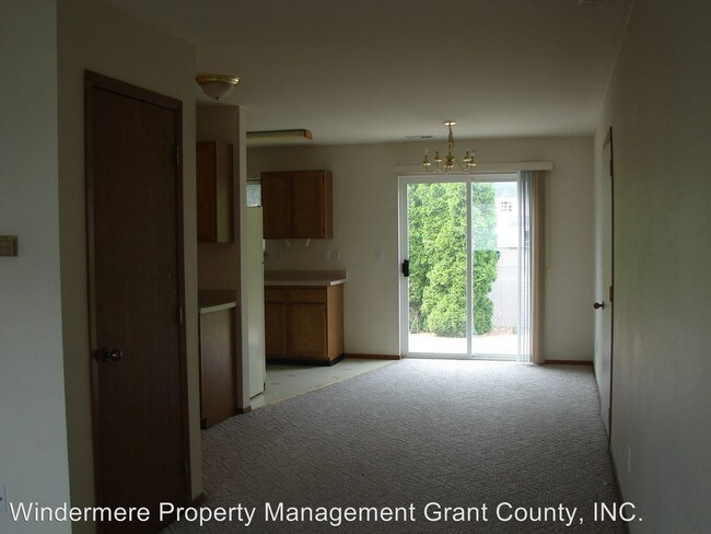 Building Photo - 1310 Shaker Pl
