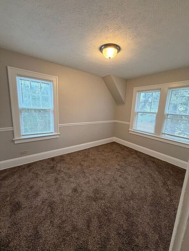 Foto del edificio - 9410 Birchwood Rd