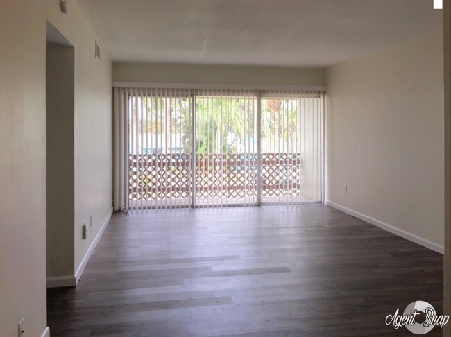 Building Photo - 1852 Golf View Ave