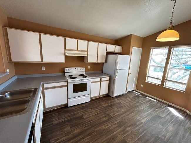 Building Photo - Charming 3 x 2 home **Warm Custom Paint & ...