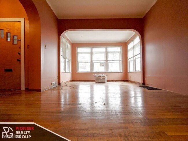 Building Photo - 2 br, 1 bath Apartment - 4018 N Kenneth Ave