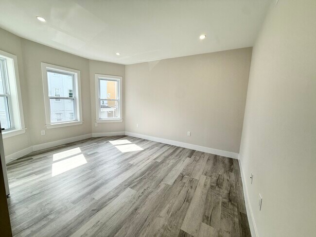 Building Photo - 10 Cawfield St