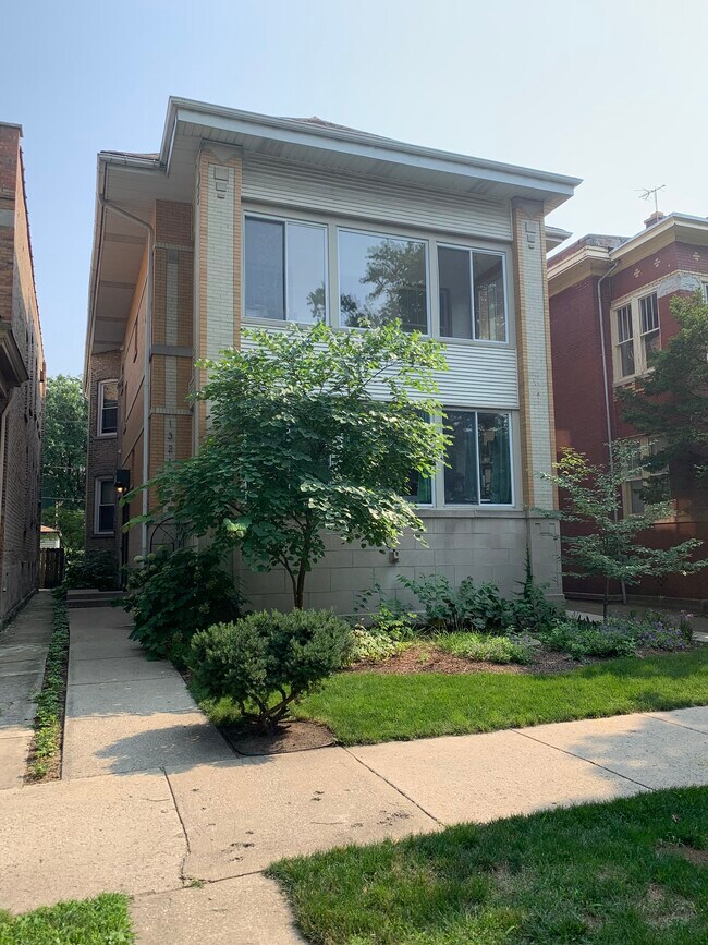 Building Photo - 1321 W Thorndale Ave