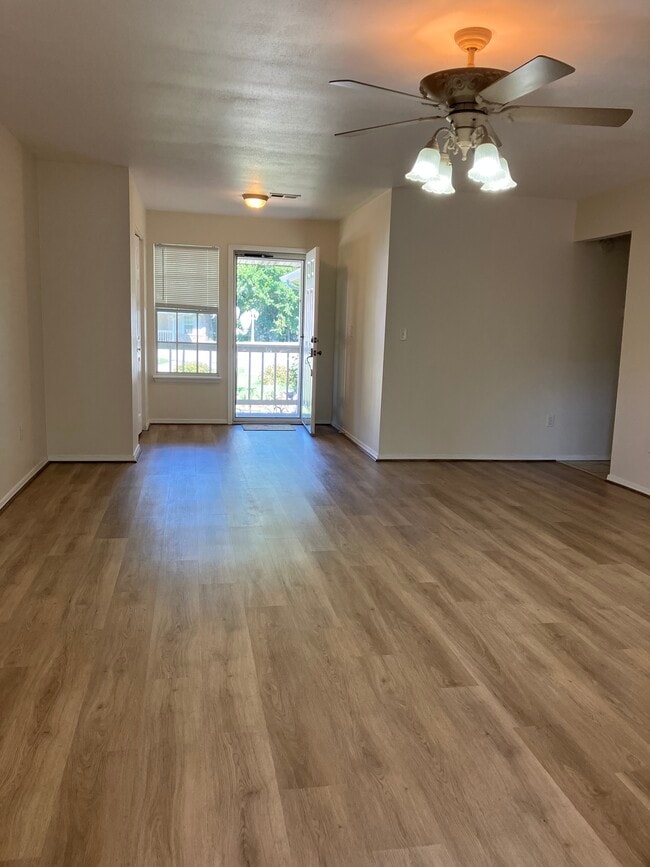 Foto del edificio - 8632 Golf Creek Dr