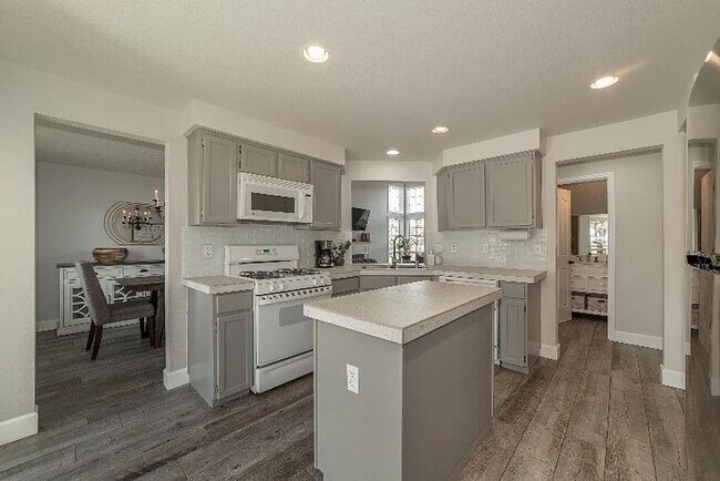 Building Photo - Beautiful Custom Home