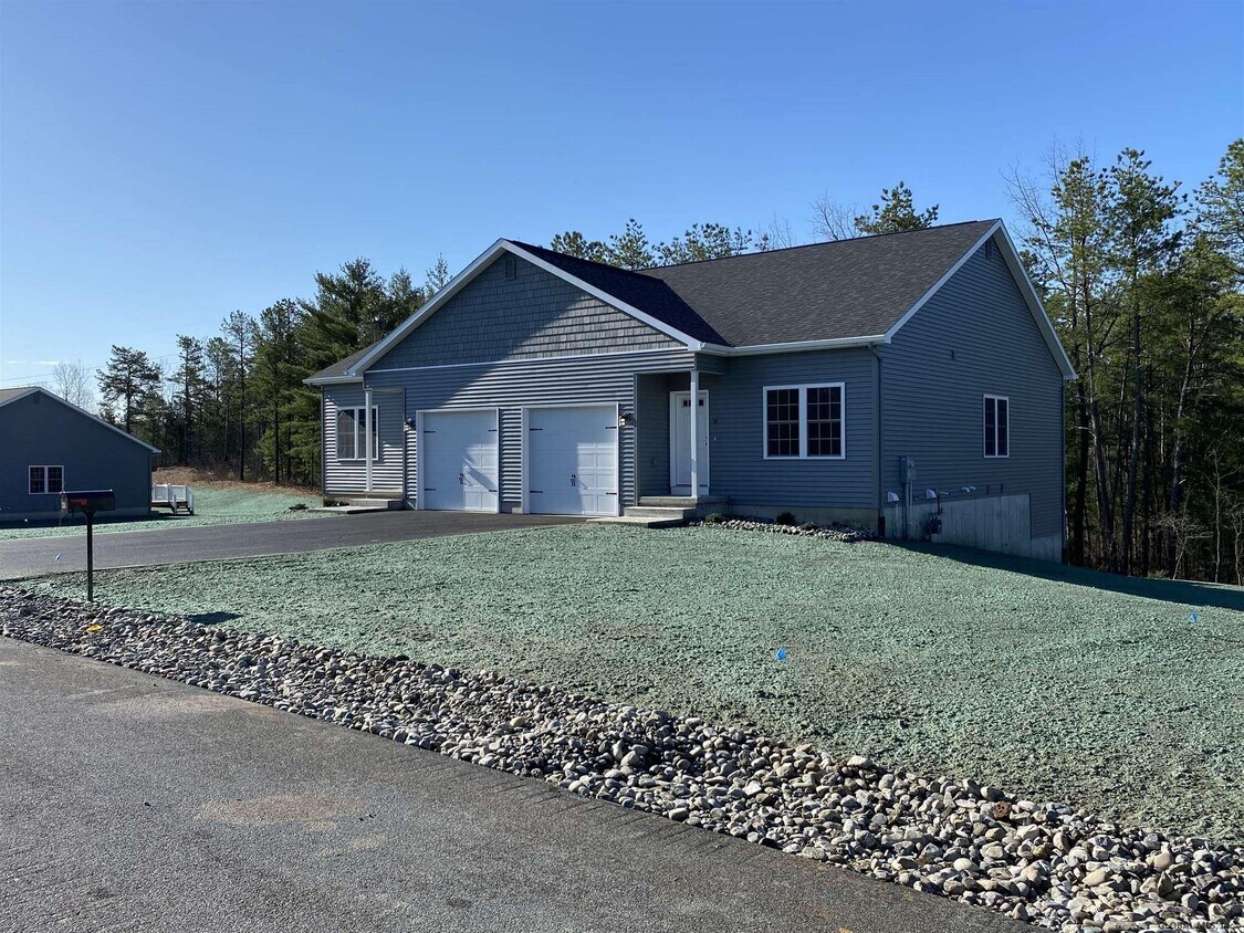 39 Smoke Ridge Rd, Queensbury, NY 12804 Room for Rent in Queensbury, NY