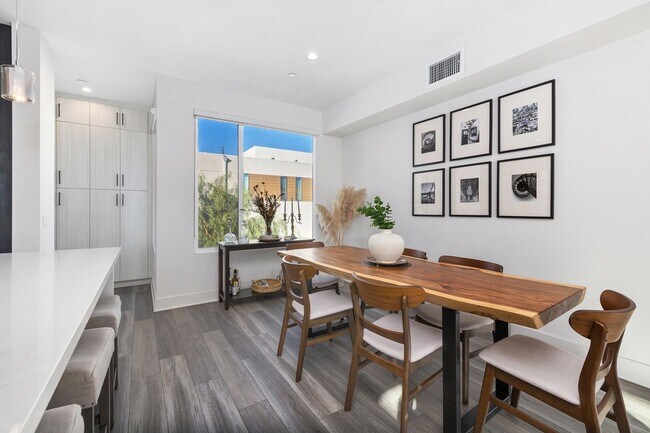 Foto del edificio - Beautiful upgraded 3 bedroom townhome with 2 car garage!