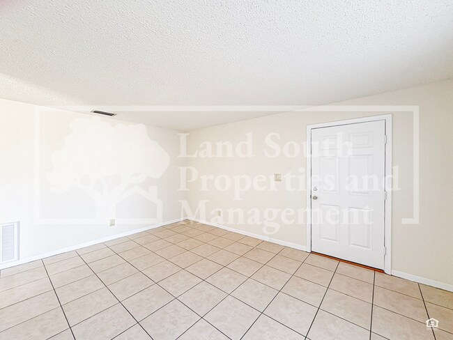 Foto del edificio - 5842 Charlton Dr